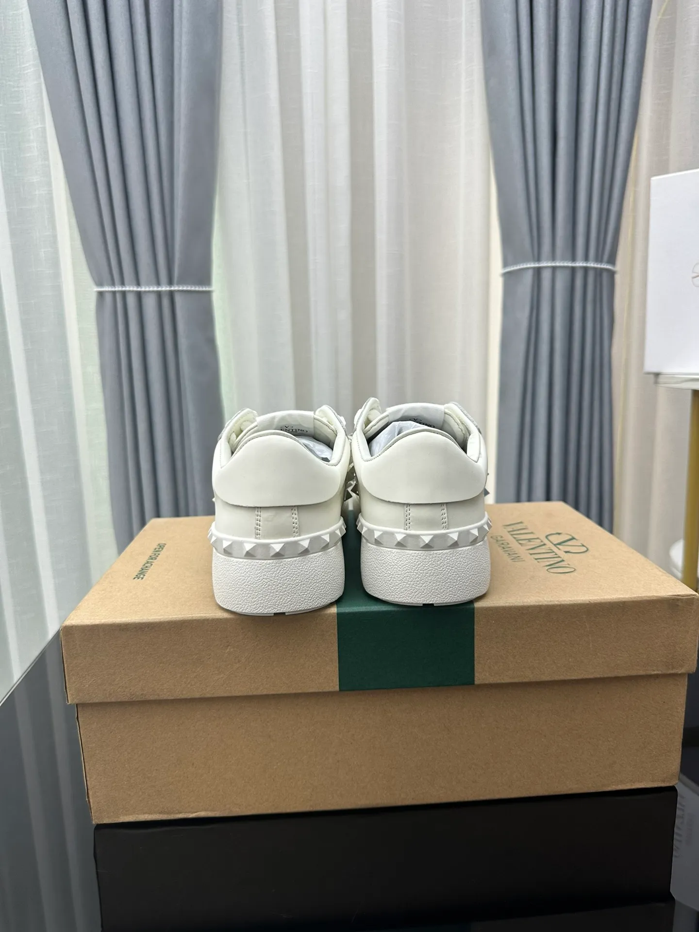 👟👟Ex-factory price 480👟👟 Women's shoes, women's clothing, Valentino Valentino GARAVANI OPEN DISCO, rivets, thick soles, casual sports shoes, heightening, white shoes, original purchase and development, production, V family classic series, rivet white shoes, hot sale at the counter, brand new, huge 6.5cm platform platform platform with original classic series, a perfect favorite for short people Comes with exquisite packaging at the counter 🛍📦 ▪️ Fabric: Original customized imported calfskin ▪️ Lining: Imported customized soft cowhide lining ▪️ Sole: Original molded ultra-light rubber foam material ▪️ Sole thickness: 6.5 ▪️ Size: Women's 35-45 (customized 45 is non-returnable